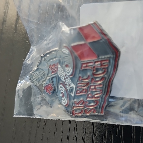 Monty Python and the Holy Grail inspired "Tis But a Scratch" Enamel Pin - Picture 3 of 3